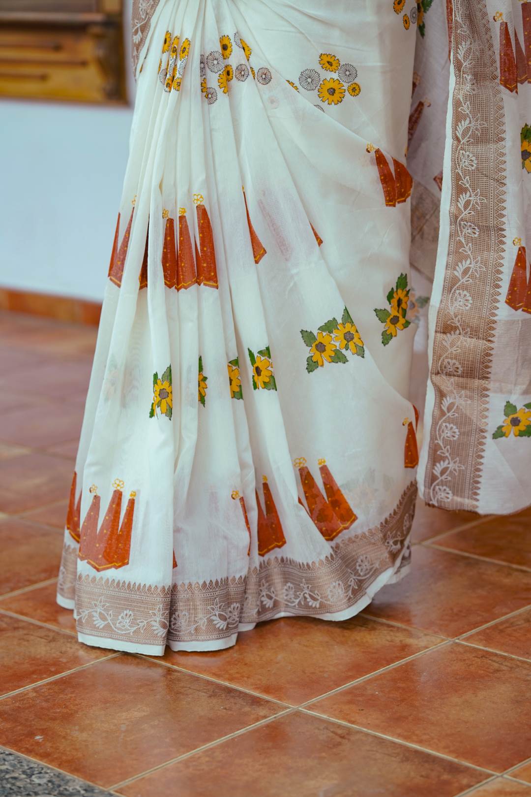 Offwthite Saree with Thrikkarappan & Flower Block Print