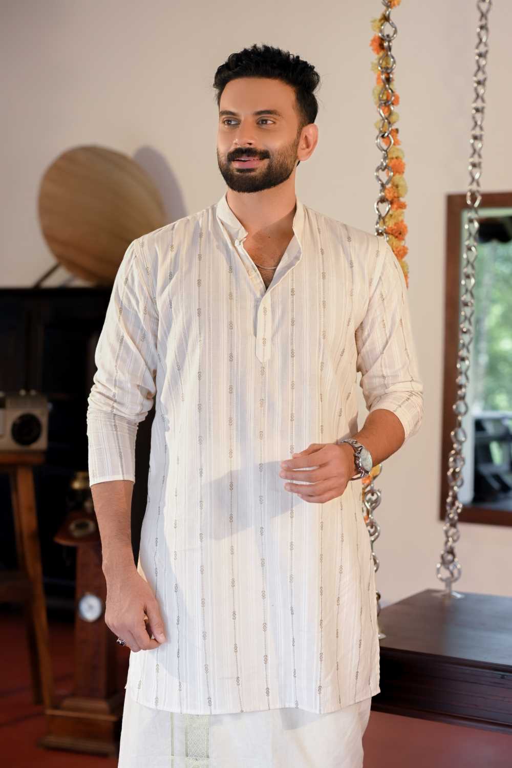 Offwhite Kurta with Sliver Lines Prints