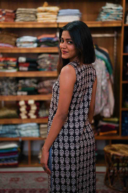Black Base Withe Flower Print Slitted Kurti