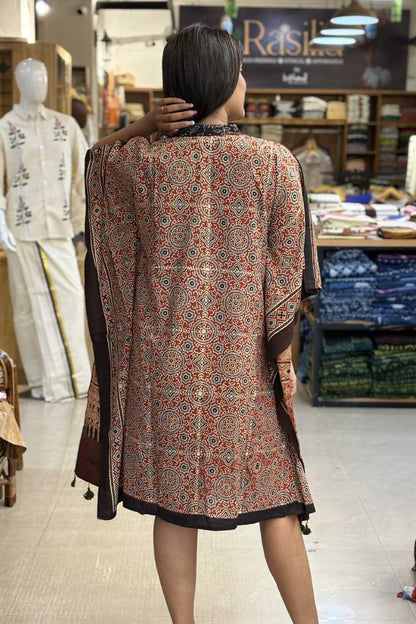 Red Base Kaftan Black Collar