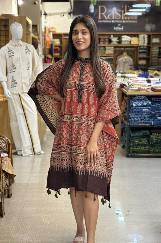 Red Base Kaftan Black Collar