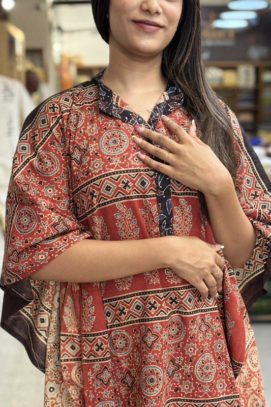 Red Base Kaftan Black Collar