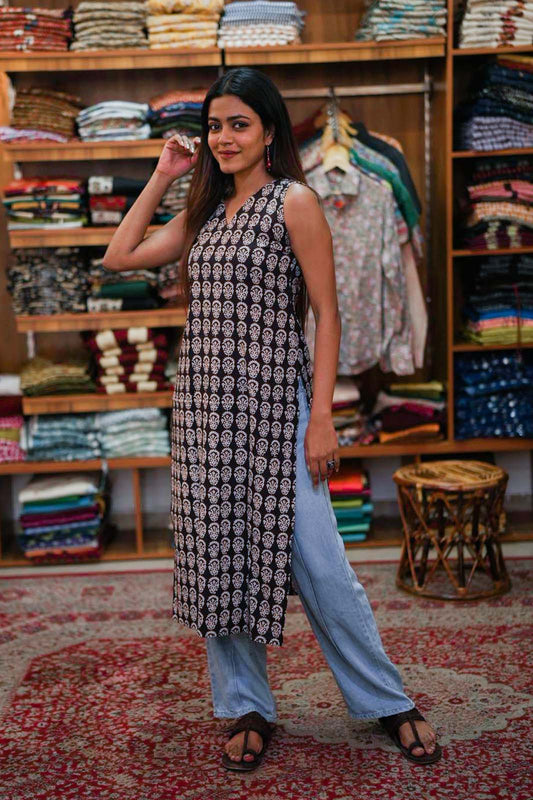Black Base Withe Flower Print Slitted Kurti