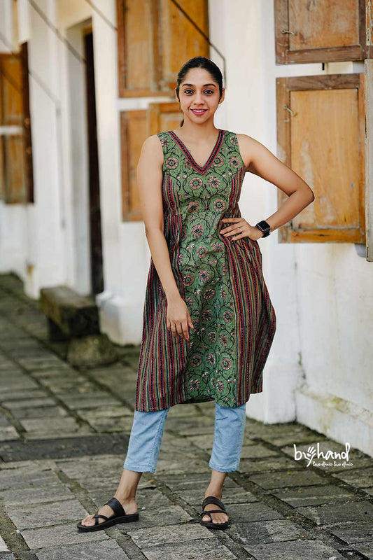 GREEN&RED JAHOTA PRINTED SLITTED KURTI