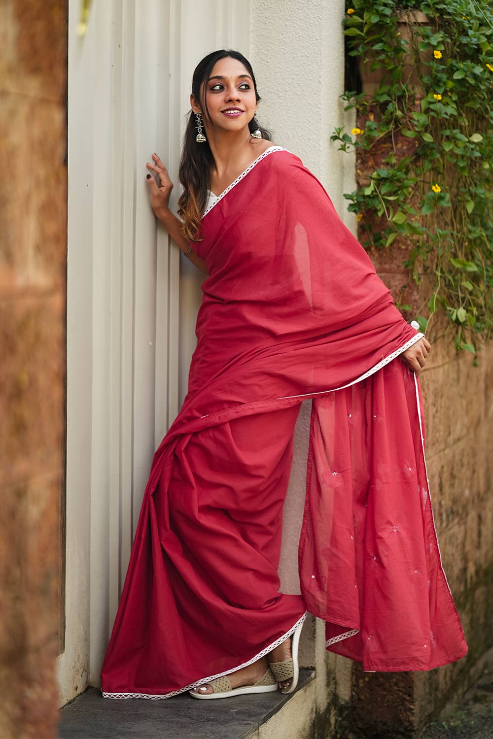 Red Mul Cotton Saree With Crochet Lace detailing