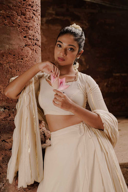 Off-white Dhavani Set