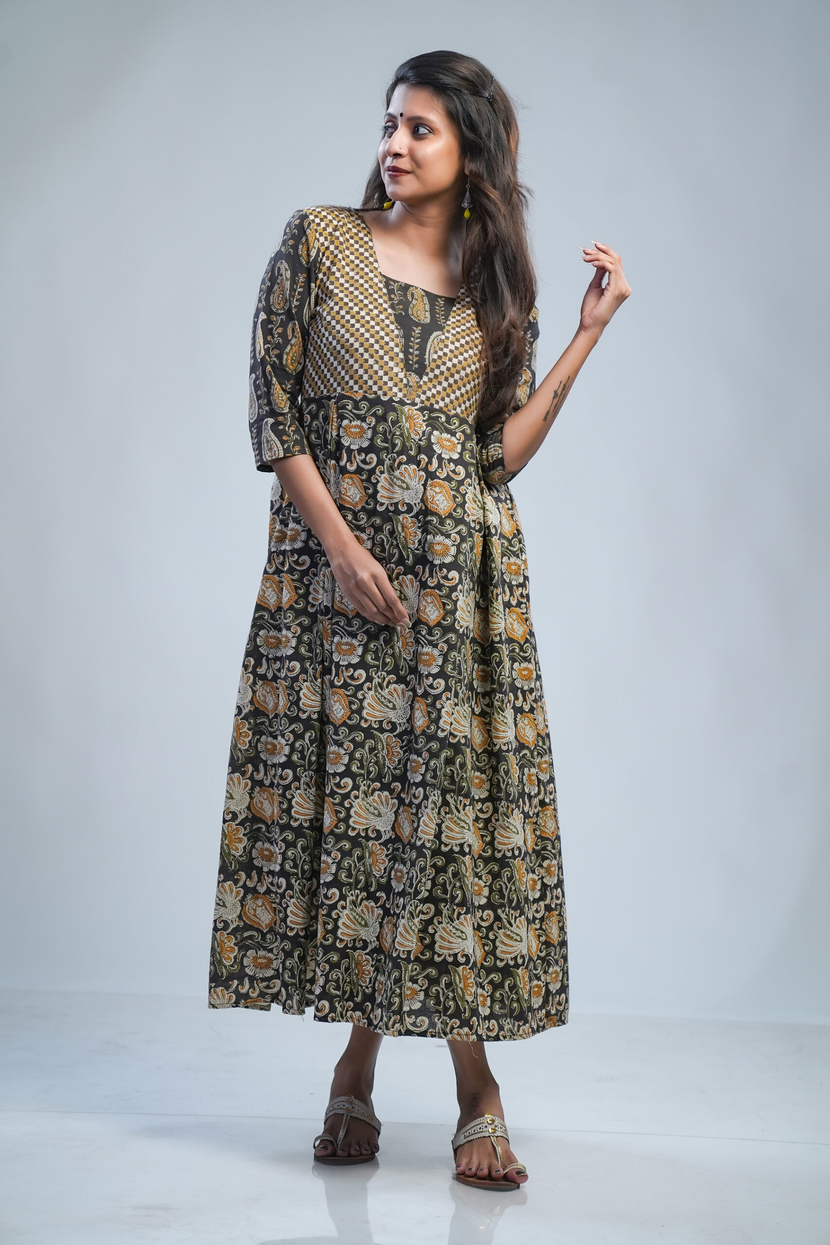 Women Embellished Georgette Gown Kurta Price in India, Full Specifications  & Offers | DTashion.com